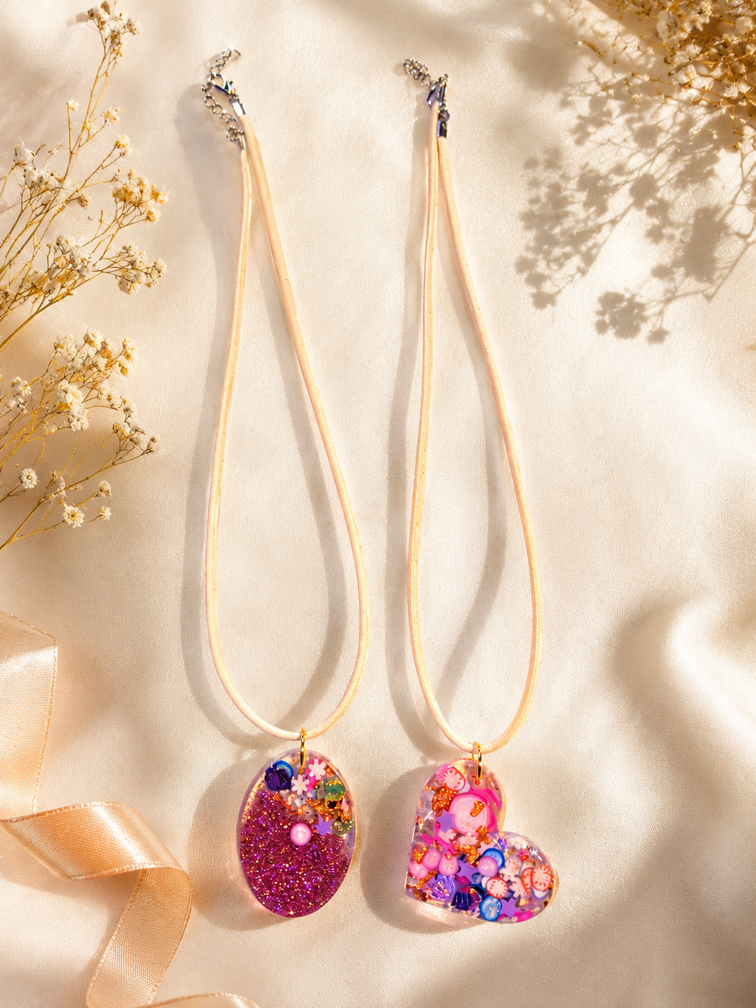 Pendentifs en résine , fait à la main avec amour !