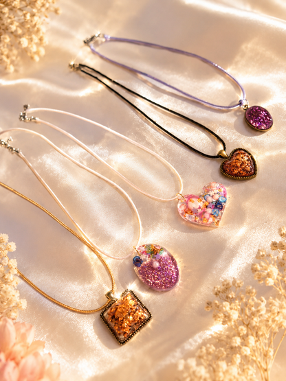 Pendentifs en résine , fait à la main avec amour !
